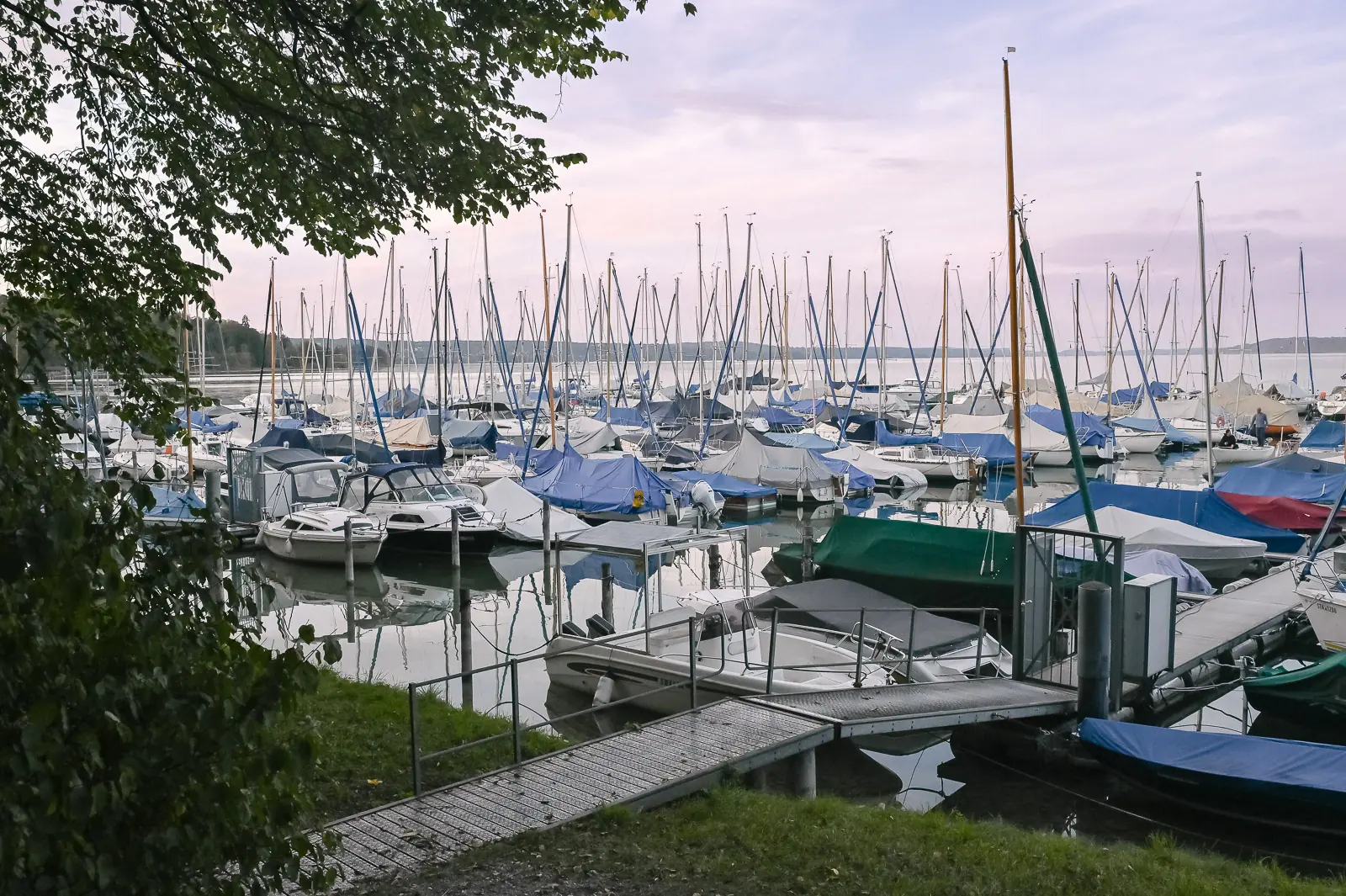 Segelboote im Marina Yachthafen Bernried am Starnberger See