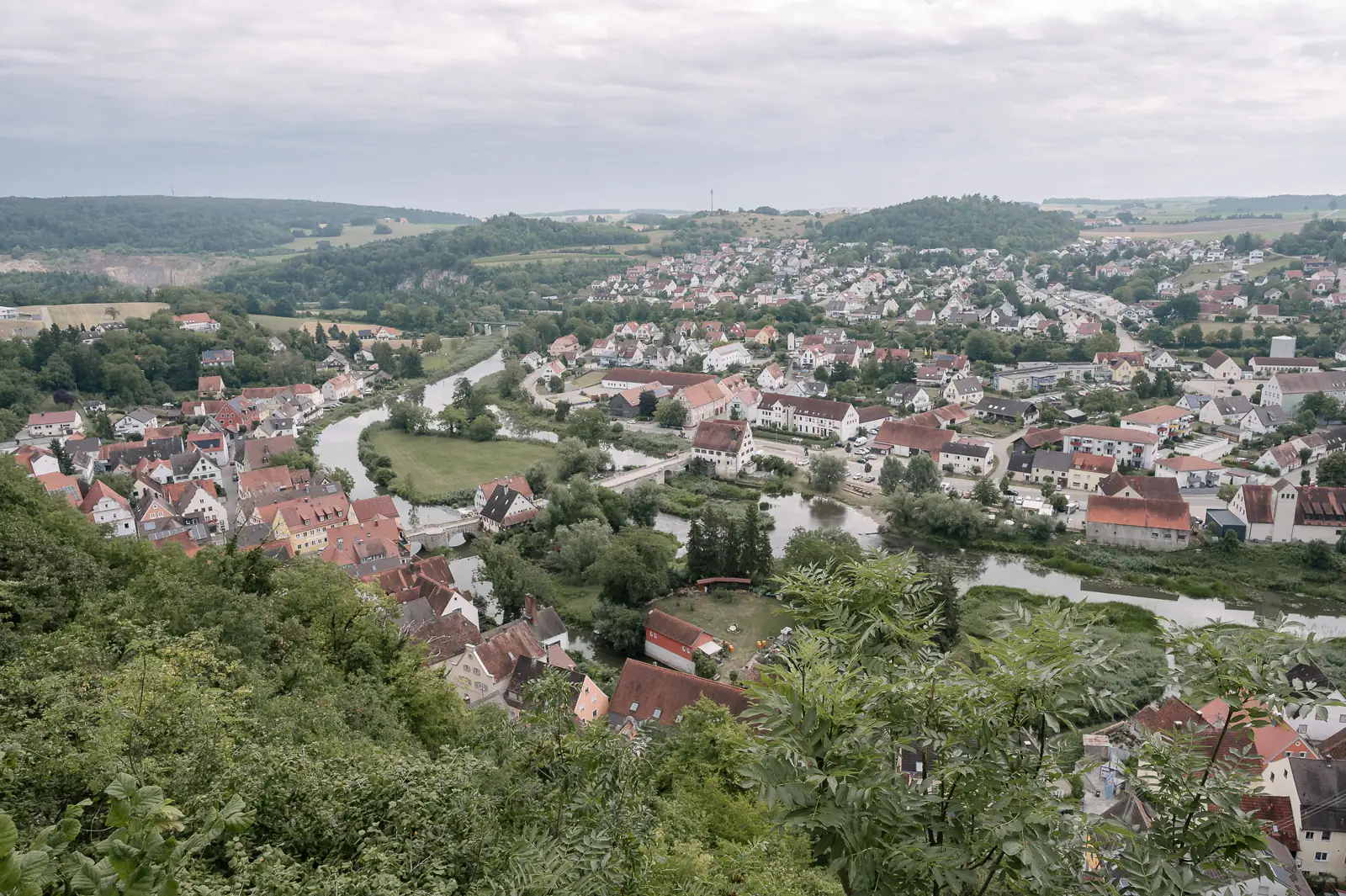Blick von der Burg auf die Stadt Harburg und den Fluss Wörnitz