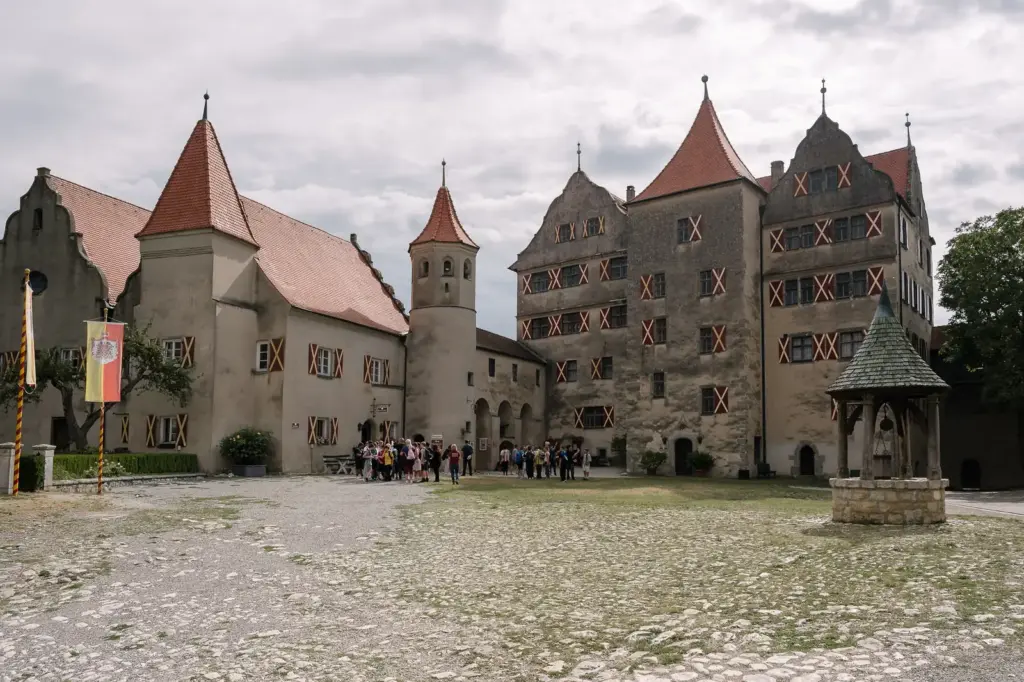 Burghof der Harburg mit Brunnen und mittelalterlichen Gebäuden