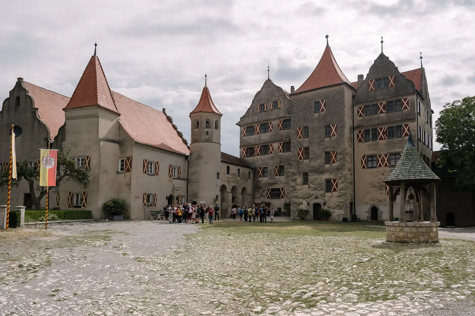 Burghof der Harburg mit Brunnen und mittelalterlichen Gebäuden
