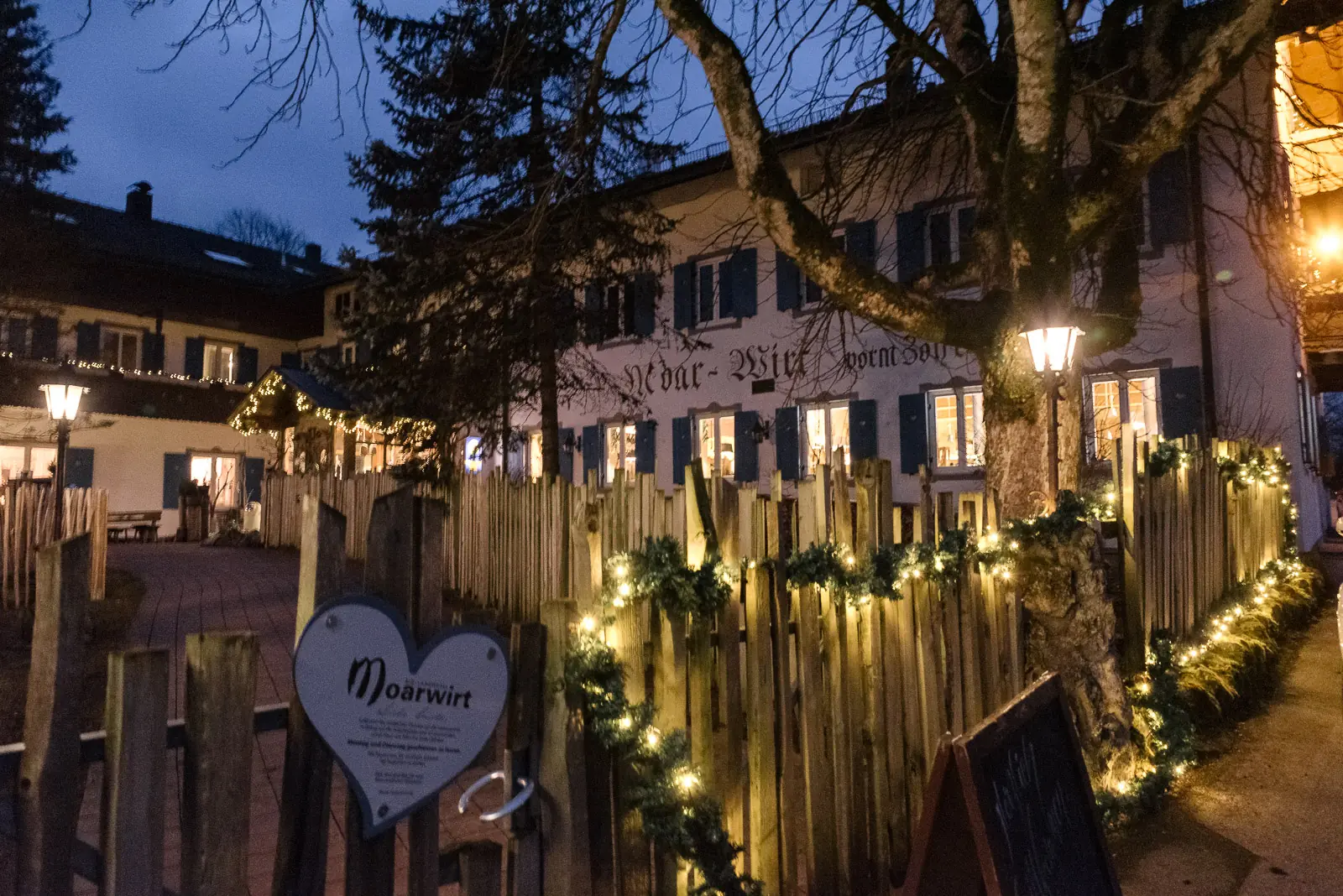 Das Haus des Moarwirts in Hechenberg am Abend, beleuchtet mit Lichterketten
