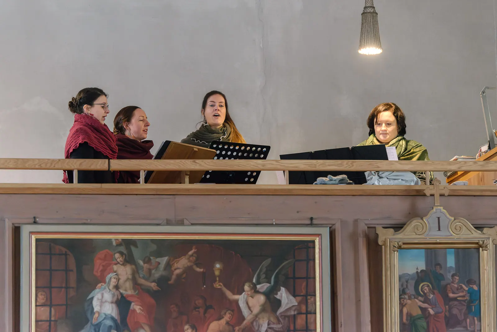 Drei Sängerinnen und eine Pianistin auf der Empore der Kirche